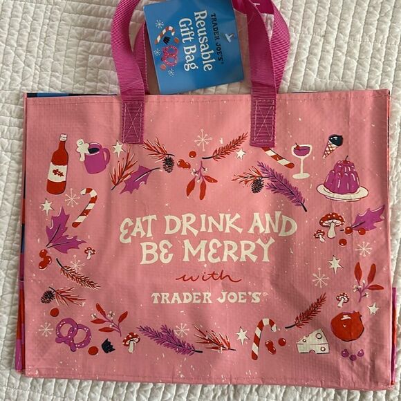 Trader Joe’s Reusable Holiday Gift Bag Mushrooms Holly Berries Candy Cane Wine - Picture 2 of 8